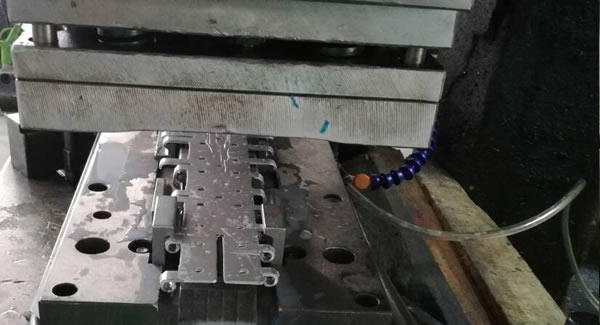 精業(yè)求精、用心生產(chǎn)高品質(zhì)高效率的東莞合頁,東莞鉸鏈,東莞不銹鋼合頁?